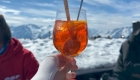 Glas Aperol Spritz tijdens de wintersportvakantie.